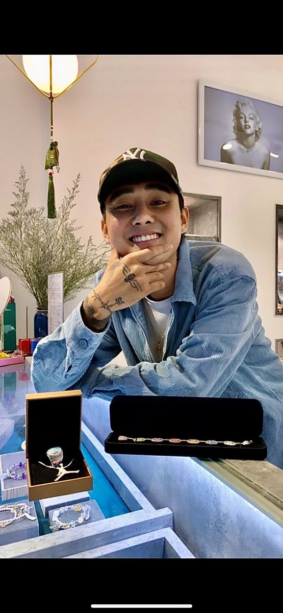 Ca sĩ Đạt G mua sắm tại trang sức Glosbe