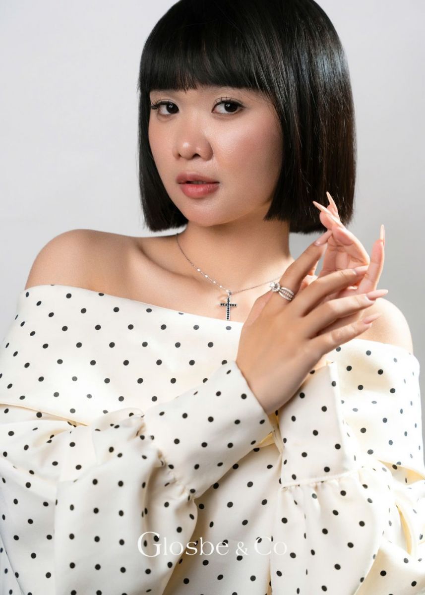 Dây Chuyền Vàng Chữ Thập Đính Đá Đen