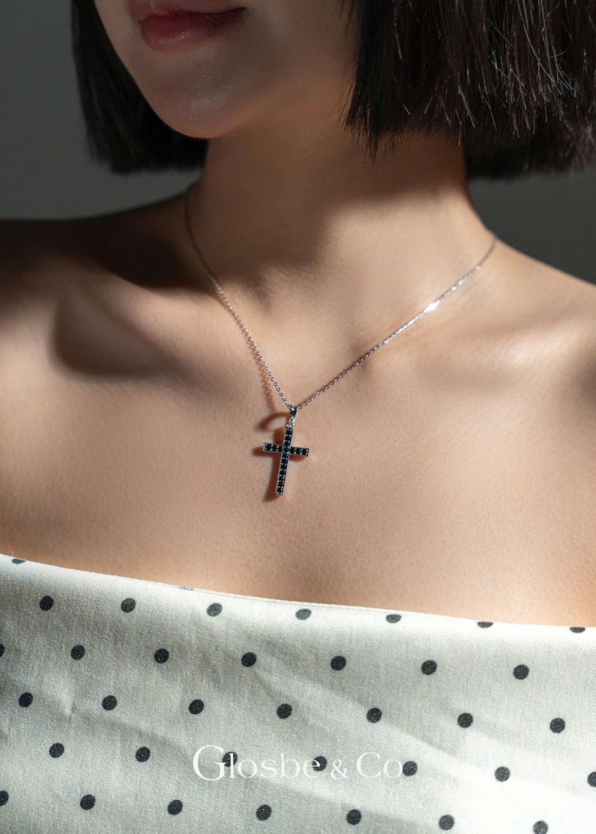 Dây Chuyền Vàng Thánh Giá Đá Đen