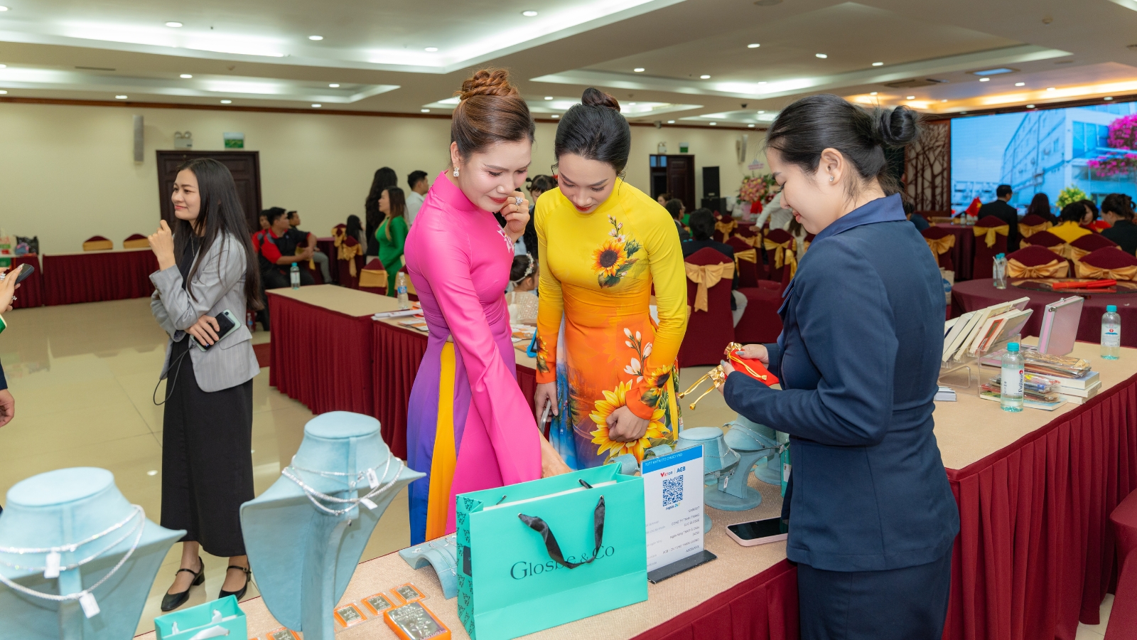 Trang sức Glosbe & Co tại Hội Doanh Nhân Sài Gòn - Chi Hội 3