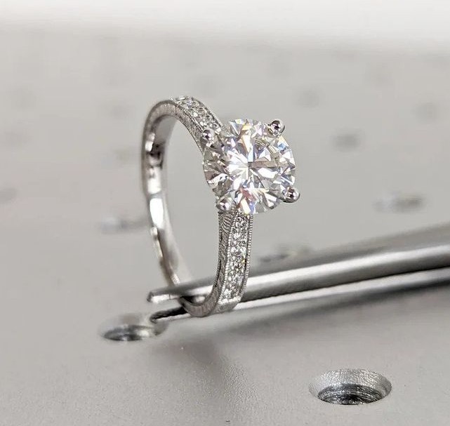 Nhẫn Cầu Hôn Vàng Trắng Thiết Kế Riêng