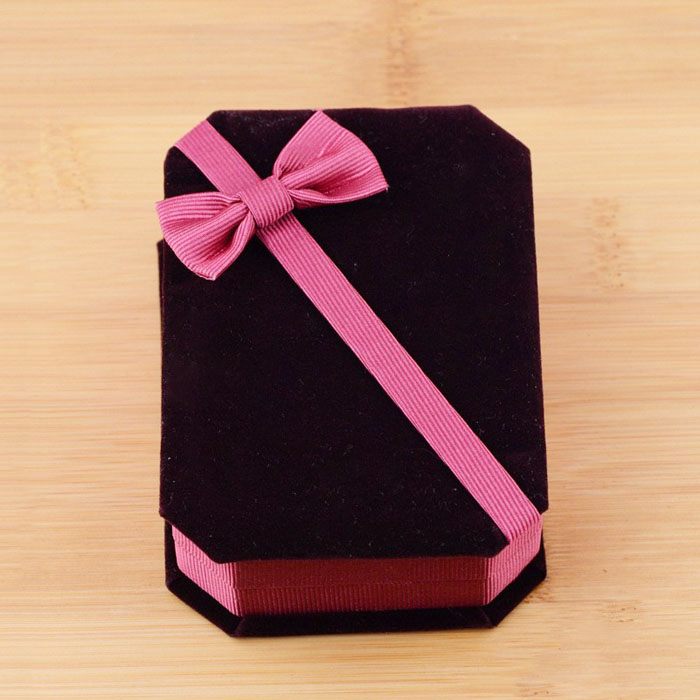 Hộp quà đựng dây chuyền cỏ bốn lá