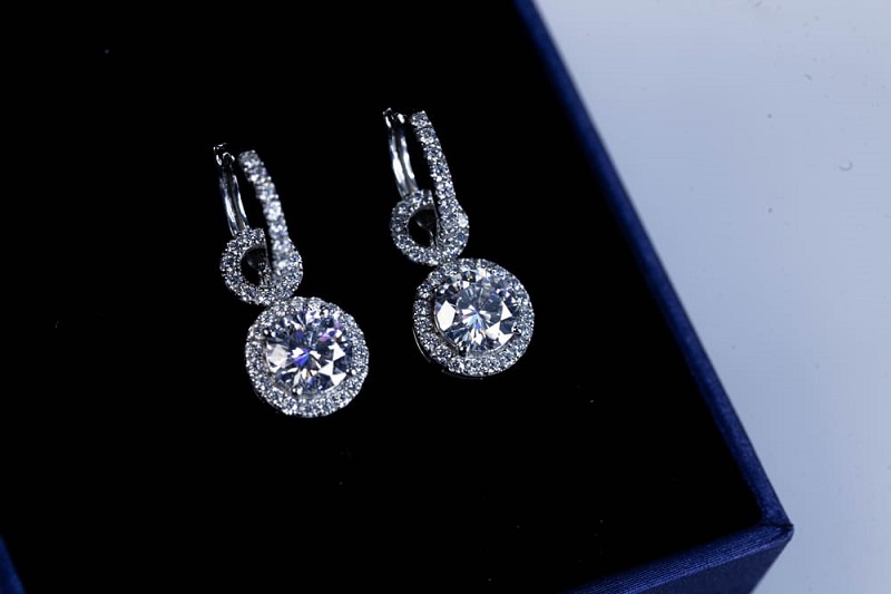 Khuyên tai kim cương thường được đính trên nền vàng 18K