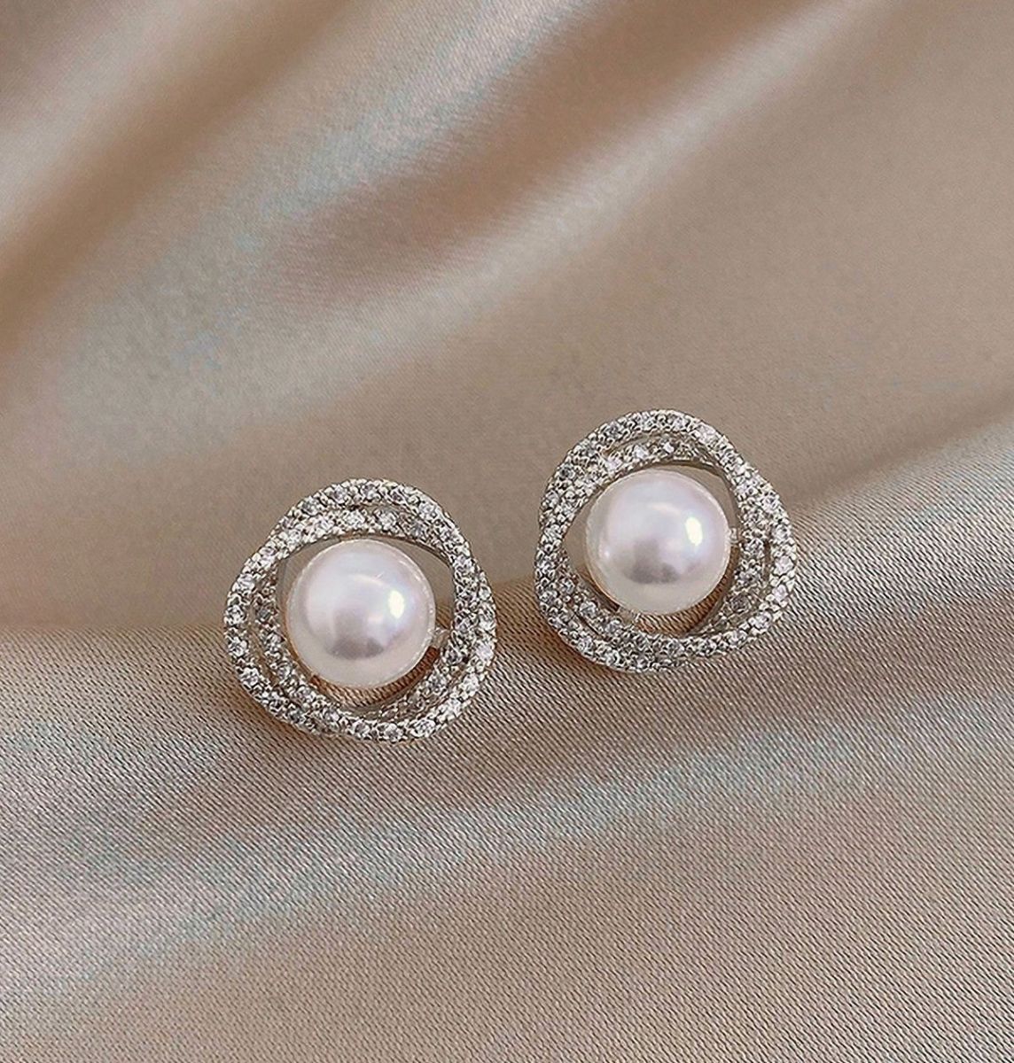 Bông tai vàng trắng phong thủy