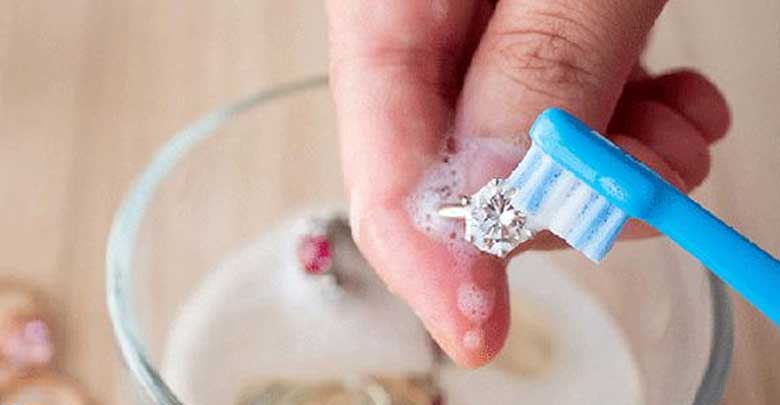 Cách làm trắng sáng bạc bằng kem đánh răng
