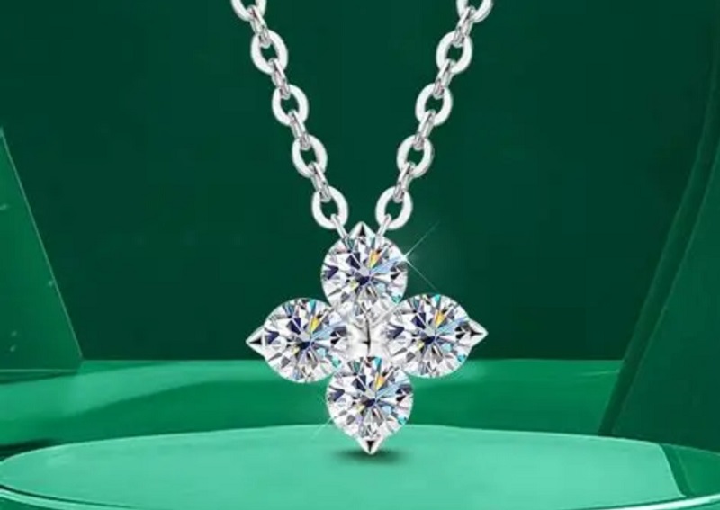 Dây chuyền mặt cỏ 4 lá may mắn đính kim cương tấm