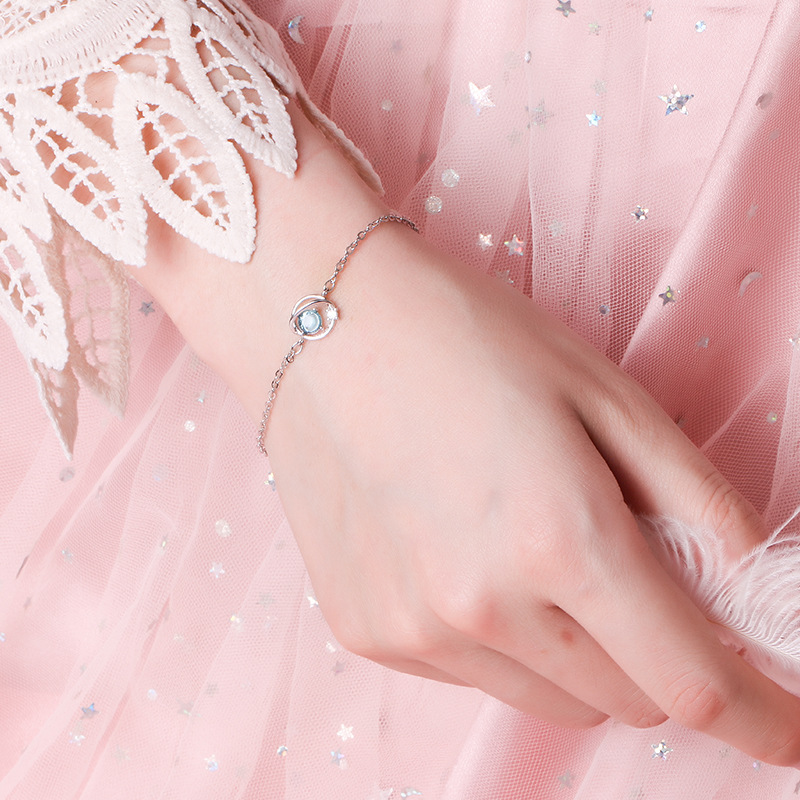 Nên đeo lắc tay bạc nữ bên trái hay bên phải