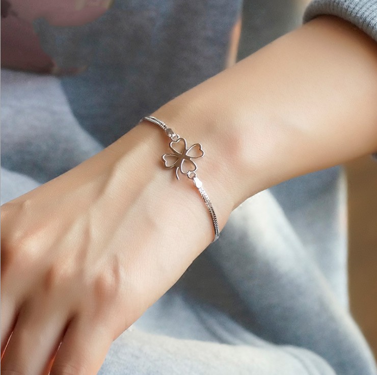 Đeo lắc tay cỏ bốn lá