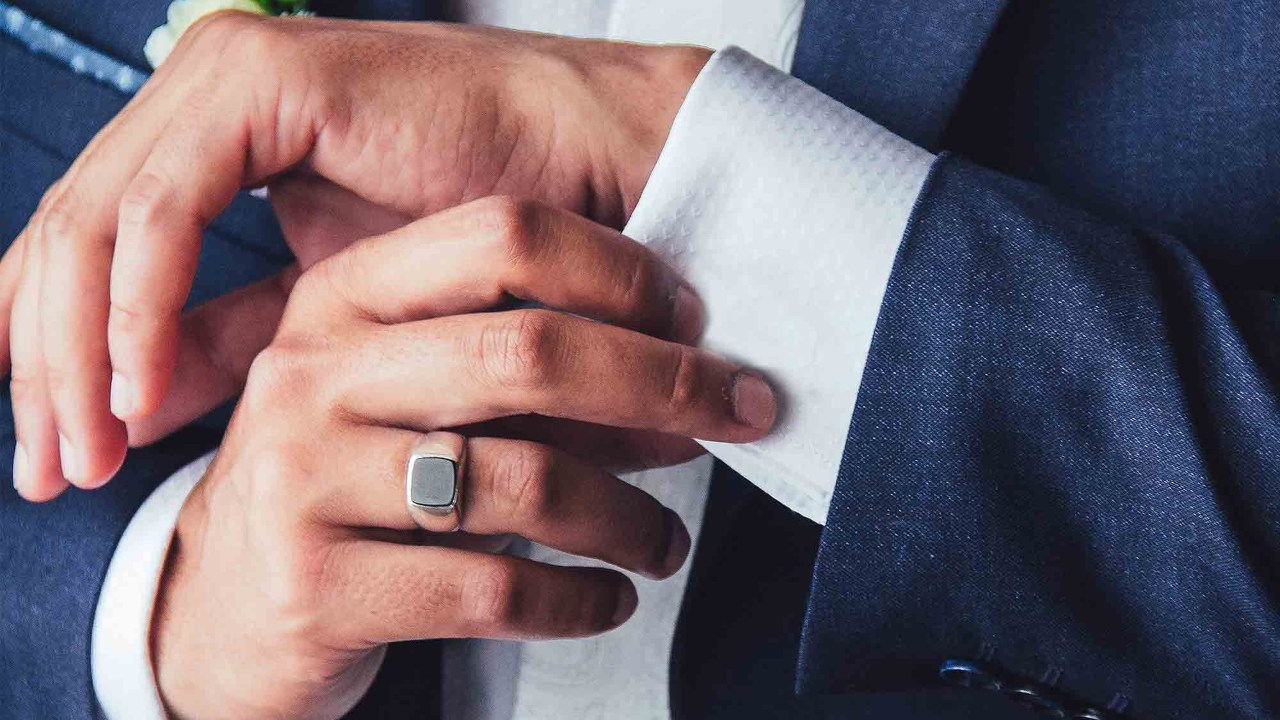 Đoán Tài Vận Qua Ngón Tay Đeo Nhẫn