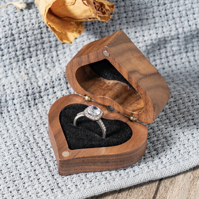 Hộp nhẫn cầu hôn bằng gỗ