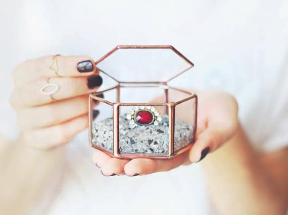 Hộp nhẫn cầu hôn bằng thủy tinh