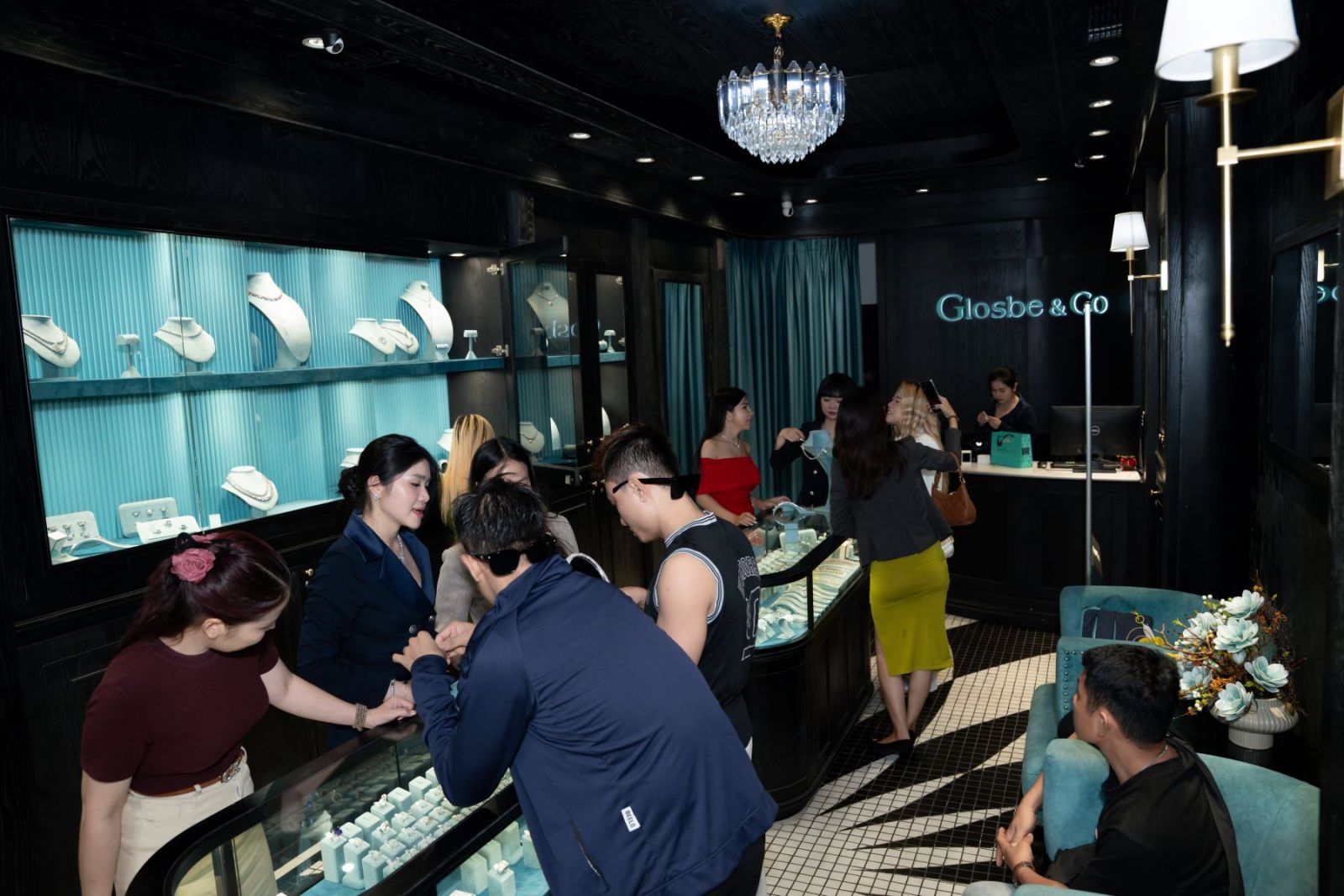 Khách hàng BNI mua sắm trang sức tại cửa hàng Glosbe & Co