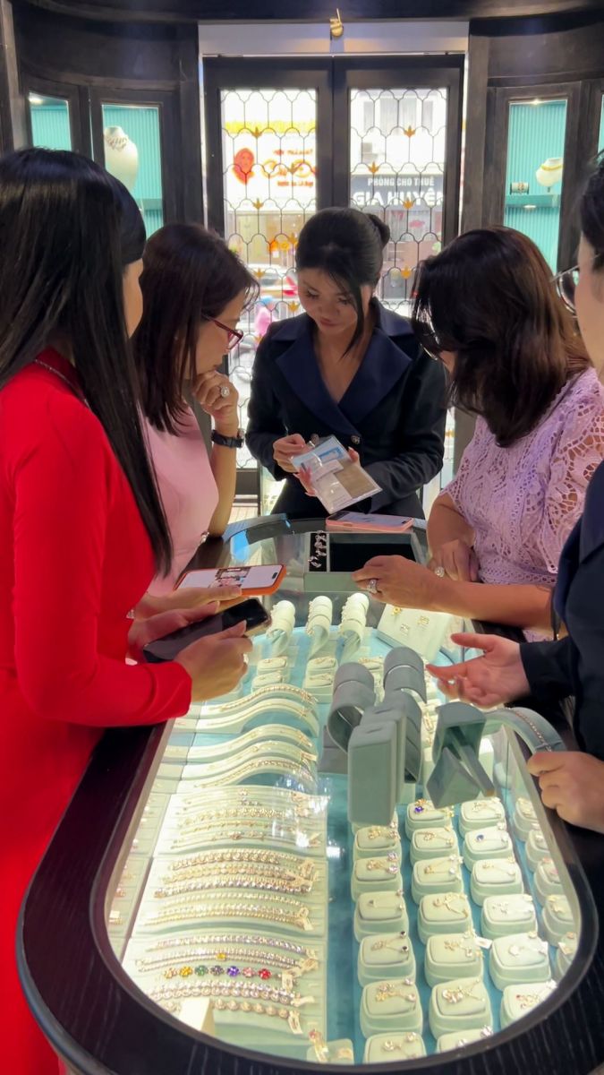 Khách hàng tham quan mua sắm kim cương thiên nhiên tại Glosbe & Co