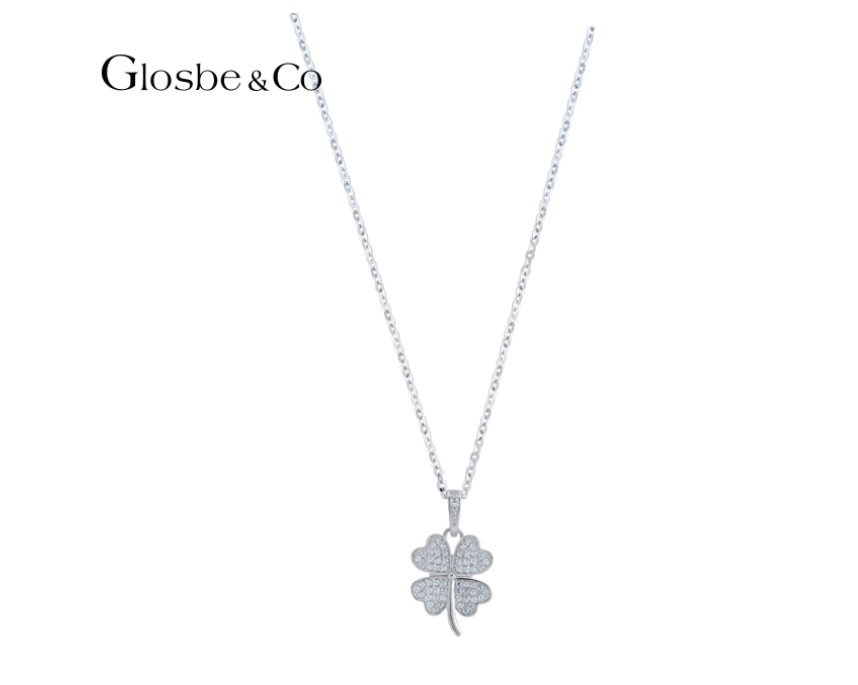 Mặt dây chuyền cỏ 4 lá được đính đá lấp lánh, biểu tượng cho sự may mắn