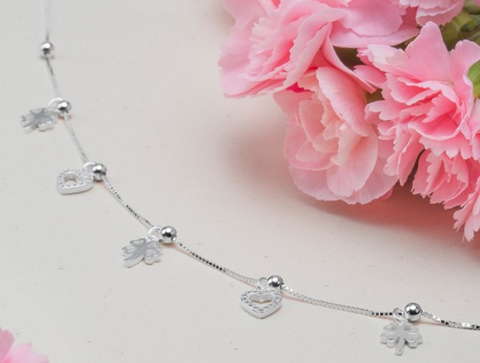 Lắc chân bạc nữ tứ diệp thảo