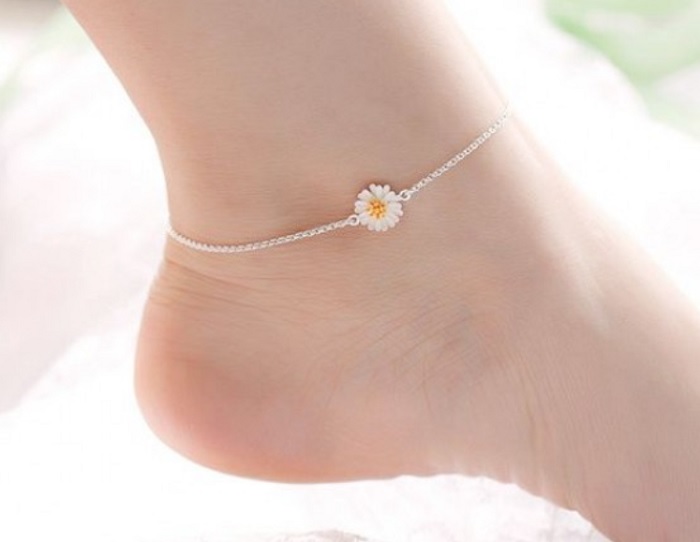 Lắc chân bạc nữ Hồ Chí Minh hình cúc họa mi