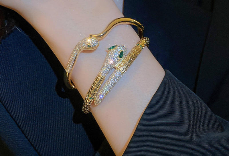 Vòng kiềng vàng 18K thiết kế hình con rắn đẹp sang trọng