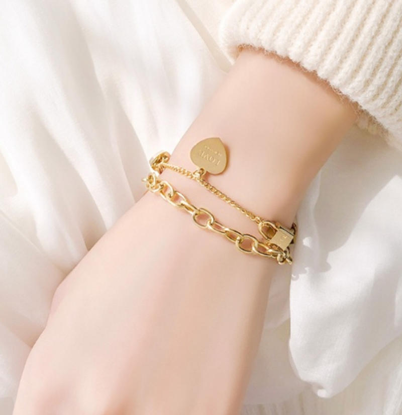 Nên chọn lắc tay vàng nữ có size vừa vặn để tạo sự thoải mái khi đeo