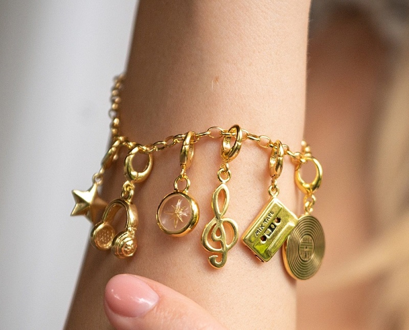 Vòng tay vàng 18K phối charm đẹp và ý nghĩa