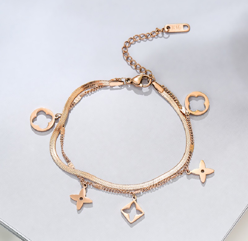 Chia sẻ các kinh nghiệm chọn lắc tay vàng 18K cho phái đẹp