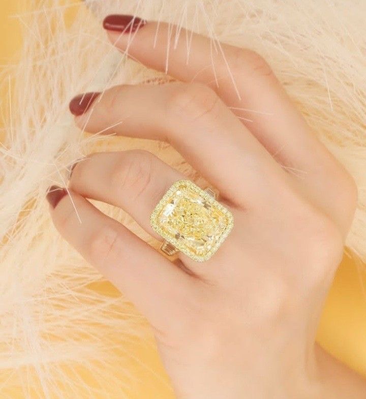 Nhẫn kim cương vàng