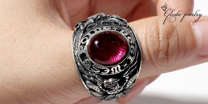 Đeo nhẫn ngón cái biểu tượng cho sự quyền lực