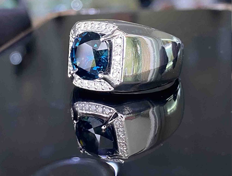 Nhẫn nam vàng trắng phối đá quý màu - Tạo điểm nhấn mạnh mẽ, thu hút.