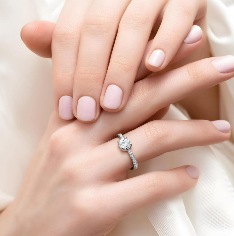 Mẫu nhẫn nữ vàng trắng đính kim cương đẳng cấp