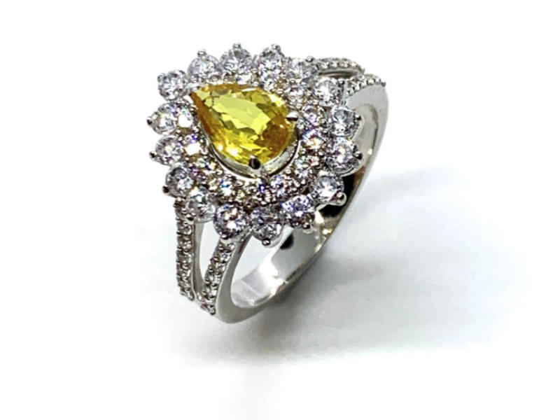 Nhẫn vàng trắng kết hợp đá quý phong thuỷ