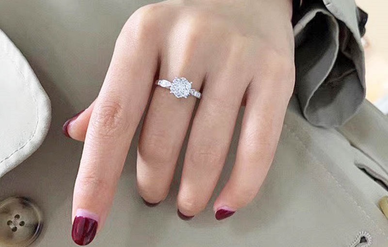 Các nàng nên chọn nhẫn vàng trắng có thiết kế phù hợp theo phong cách cá nhân