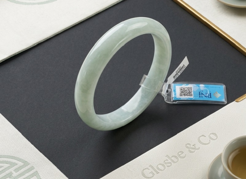 Mệnh mộc đeo đá phỉ thúy màu gì để thu hút tài lộc và bình an