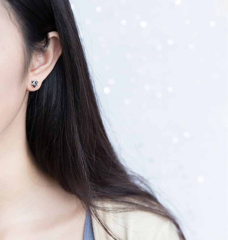 Tại sao phụ nữ đeo bông tai trông xinh hơn
