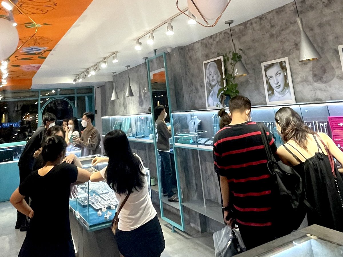 Khách hàng đến mua trang sức tại Glosbe & Co