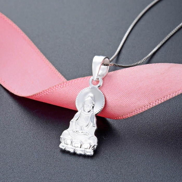 Khi chọn mua dây chuyền bạc cho trẻ phải phù hợp với độ tuổi