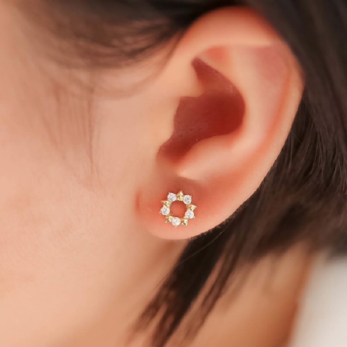 Khuyên tai cho bé gái bằng vàng hình bông hoa