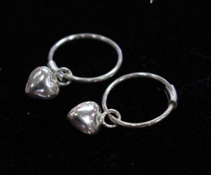 Bông tai cho bé gái 2 tuổi hình trái tim