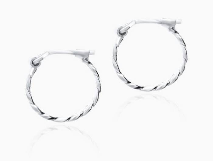 Khuyên tai cho bé 8 tháng kiểu cách