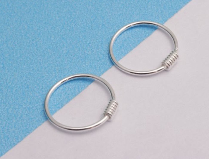 Khuyên tai cho bé trai hình tròn