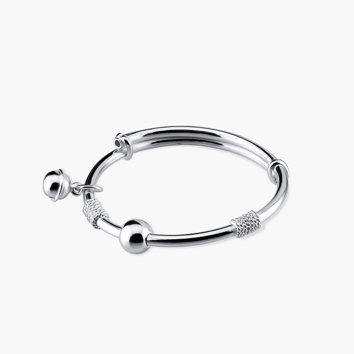 Bố mẹ chọn mua vòng tay bằng bạc cho bé