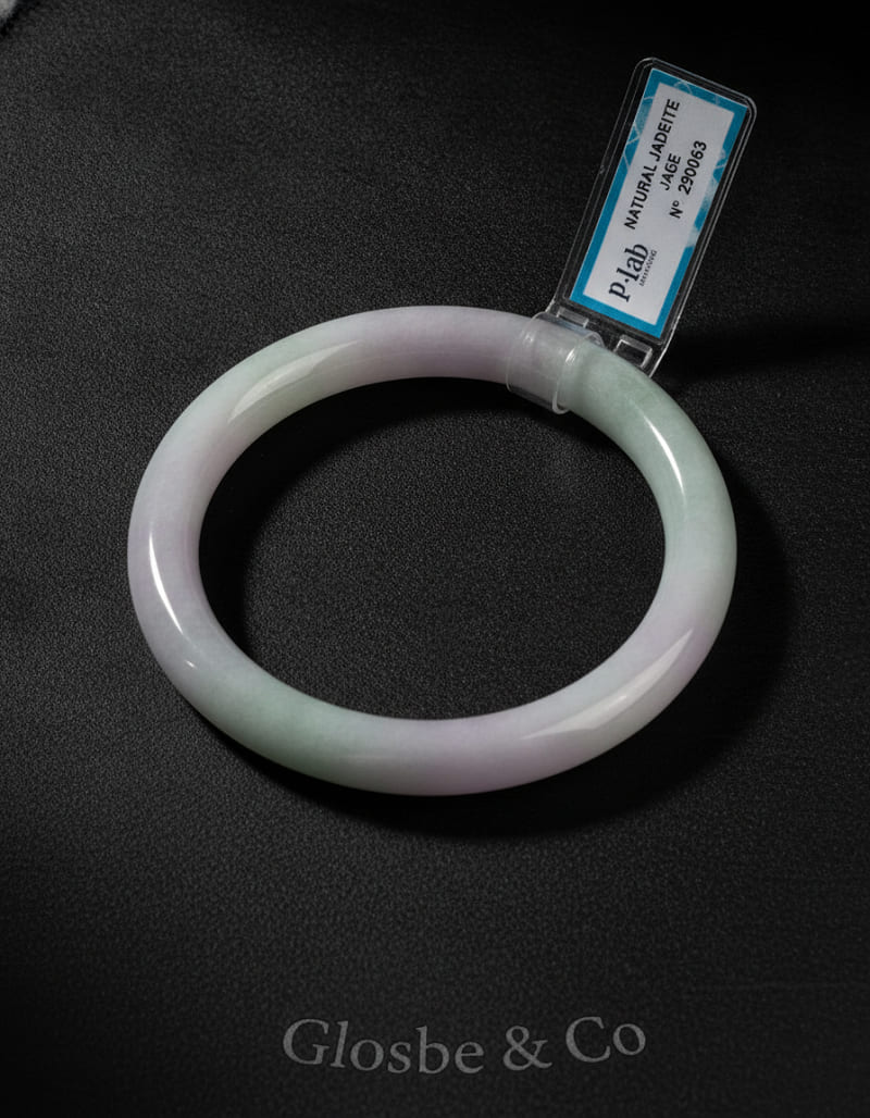 Vòng phỉ thuý ép khuôn công nghiệp được làm từ bột đá và nhựa polymer.