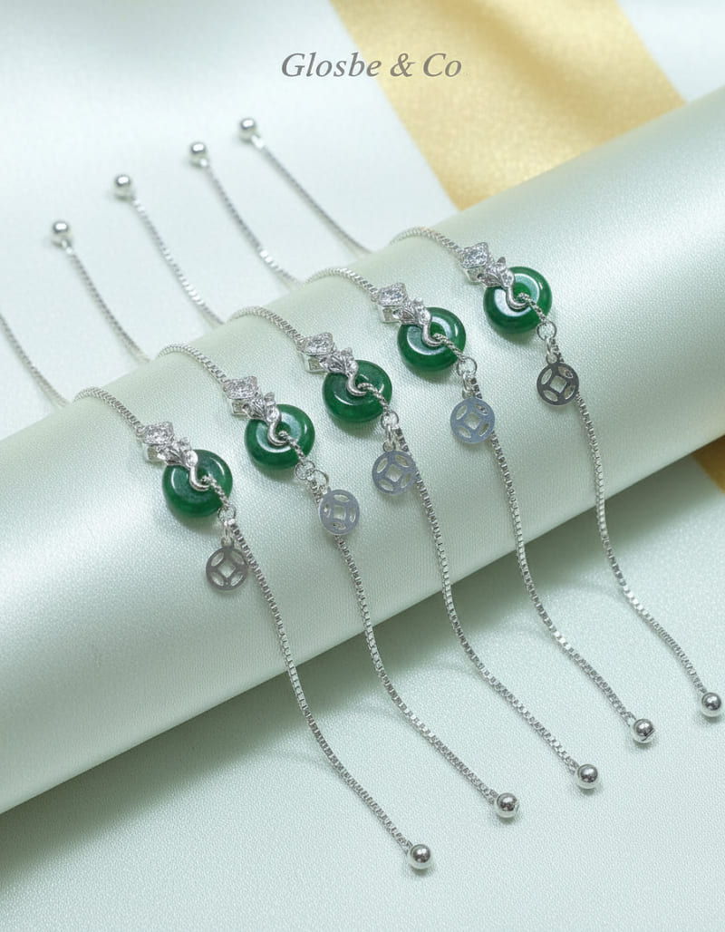 Vòng phỉ thúy phối charm bạc cho người trẻ hiện đại và thời trang.