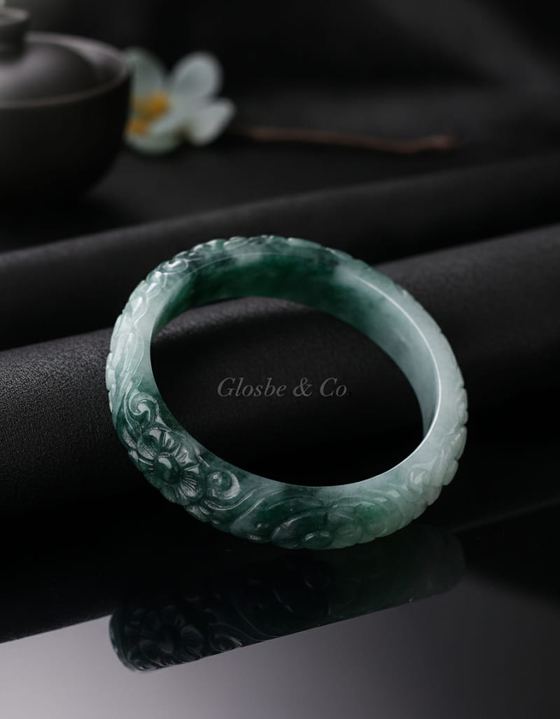 Tìm hiểu về vòng phỉ thuý chạm khắc.