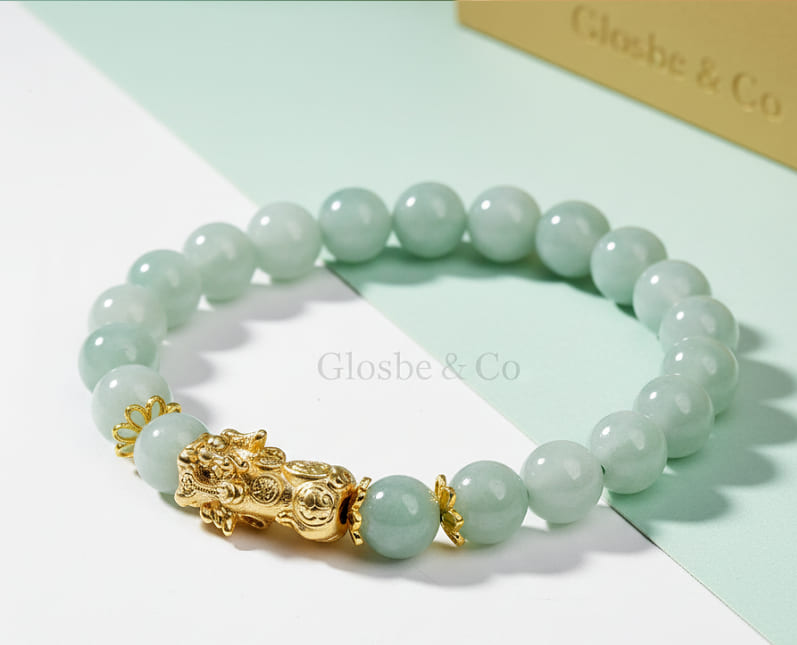 Vòng kết hợp giữa ngọc phỉ thúy tự nhiên và charm Tỳ Hưu vàng 18K, giúp khai thông dòng chảy tài chính cho chủ nhân.