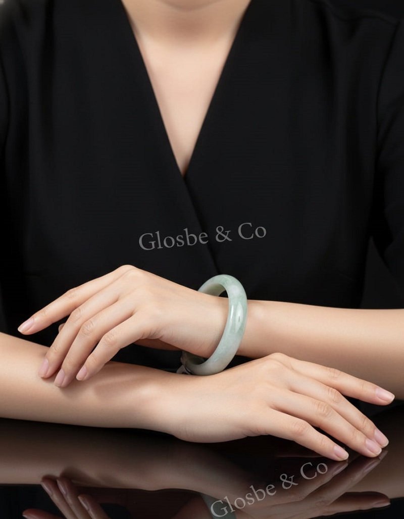 Phỉ thúy mệnh Thủy giúp người đeo cân bằng năng lượng và tài lộc.