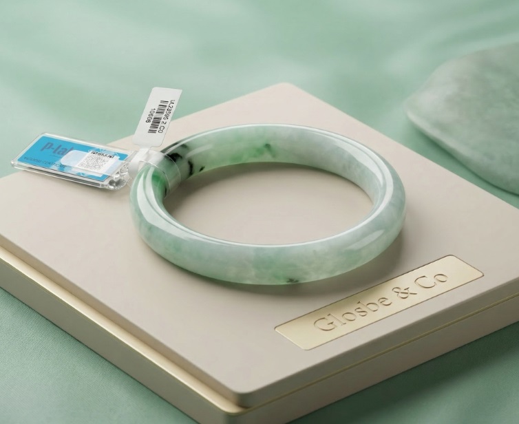 Vòng phỉ thuý tuyết sơn thanh lục phù hợp với người mệnh Thuỷ