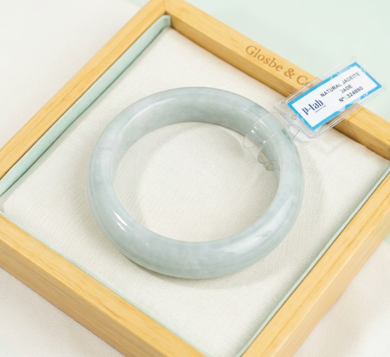 Vòng ngọc bản hẹ phỉ thuý xanh lý, thanh lịch và quý phái